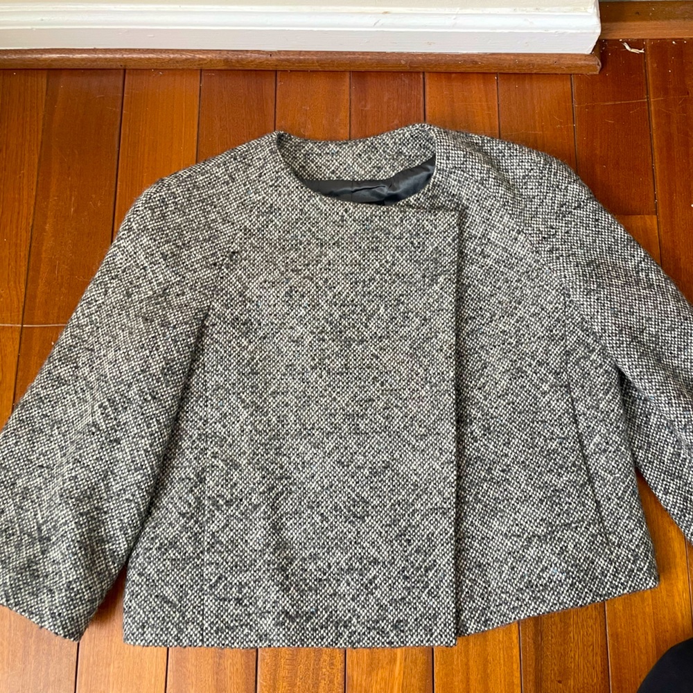 Banana Republic wool tweed cropped jacket. Fully lined. Snap closures as shown.